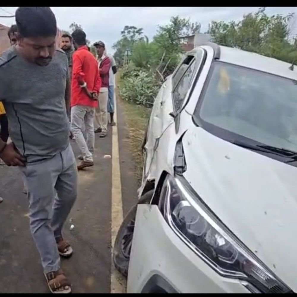 श्रावस्ती में किन्नरों की कार ट्रक से टकराई:बनकटा के पास हादसे में कार सवार सभी लोग सुरक्षित