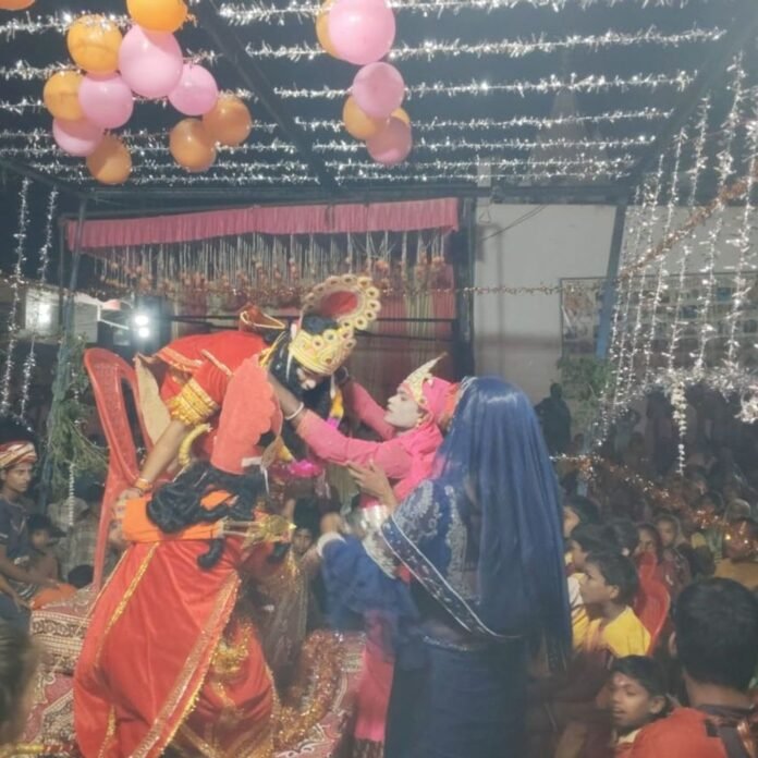 मथुरा बाजार रामलीला में शिव धनुष टूटा:जानकी माता ने पहनाई वरमाला, परशुराम-लक्ष्मण संवाद ने दर्शकों का मन मोहा