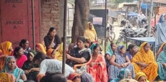सुषमा चौधरी मृतक विनोद सैनी के घर पहुंचीं:महिला मोर्चा की जिला मंत्री ने मरवटिया में परिजनों से मिलकर संवेदना जताई सुषमा चौधरी मृतक विनोद सैनी के घर पहुंचीं:महिला मोर्चा की जिला मंत्री ने मरवटिया में परिजनों से मिलकर संवेदना जताई