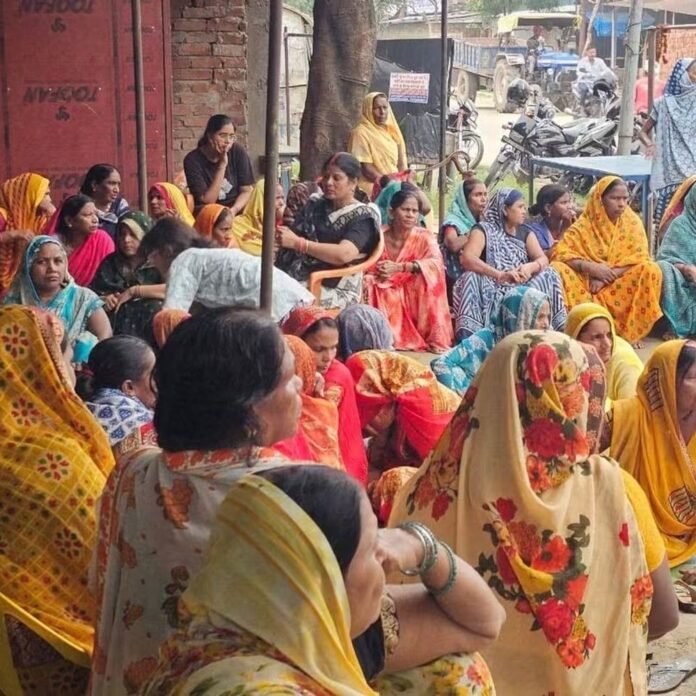 सुषमा चौधरी मृतक विनोद सैनी के घर पहुंचीं:महिला मोर्चा की जिला मंत्री ने मरवटिया में परिजनों से मिलकर संवेदना जताई