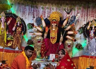 सादुल्लानगर हनुमानगढ़ी मंदिर में मां दुर्गा की भव्य प्रतिमा:श्रद्धालुओं का मन मोह रही, संध्या आरती और भजनों से भक्तिमय माहौल सादुल्लानगर हनुमानगढ़ी मंदिर में मां दुर्गा की भव्य प्रतिमा:श्रद्धालुओं का मन मोह रही, संध्या आरती और भजनों से भक्तिमय माहौल