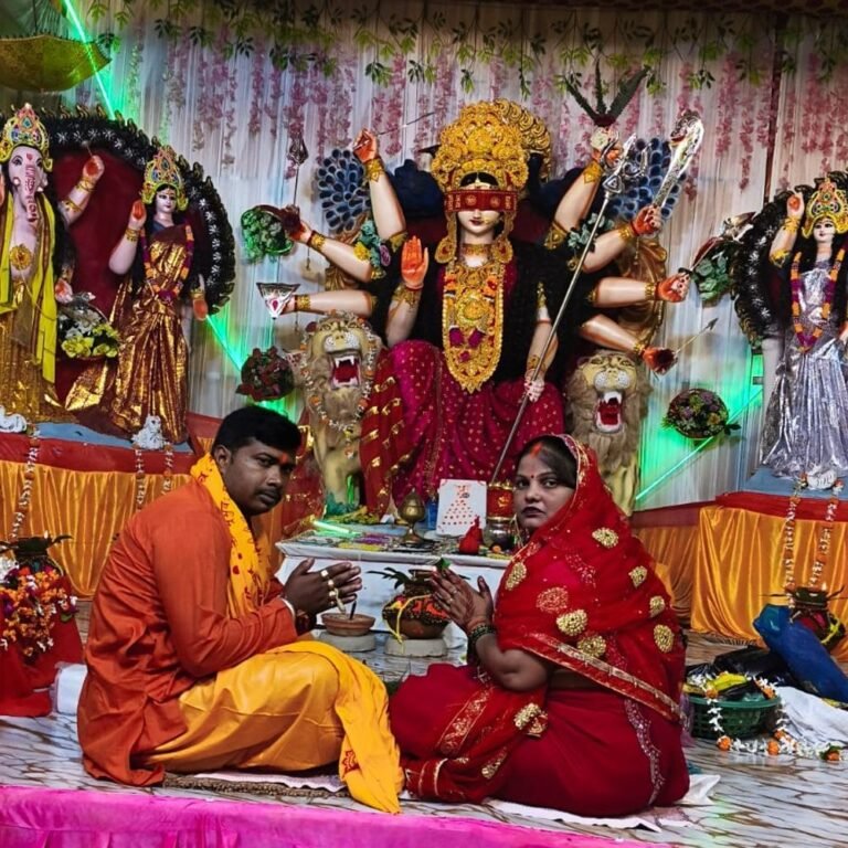 सादुल्लानगर हनुमानगढ़ी मंदिर में मां दुर्गा की भव्य प्रतिमा:श्रद्धालुओं का मन मोह रही, संध्या आरती और भजनों से भक्तिमय माहौल