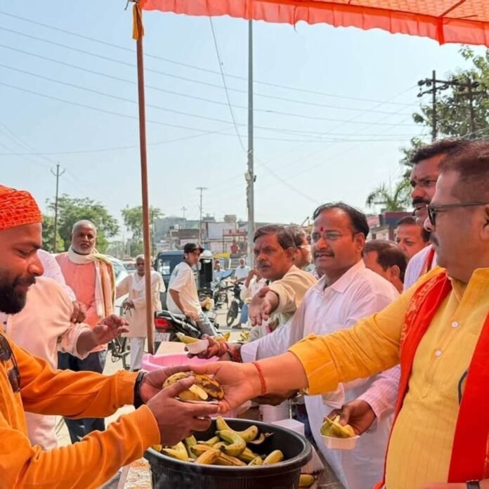 4db271b4-dc06-4204-ad52-115f7d531a69_1791720150919.jpg डुमरियागंज में महाराजा अग्रसेन जयंती मनाई गई:पूजन-अर्चन के बाद हुआ फलाहार, पूर्व विधायक राघवेंद्र प्रताप सिंह रहे मौजूद