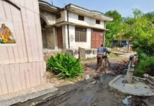 पयागपुर के भूपगंज बाजार में मंदिर के पास जलभराव:अधूरी सड़क से कीचड़, श्रद्धालु परेशान; संक्रामक बीमारियों का खतरा पयागपुर के भूपगंज बाजार में मंदिर के पास जलभराव:अधूरी सड़क से कीचड़, श्रद्धालु परेशान; संक्रामक बीमारियों का खतरा
