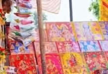 बस्ती के अमोढ़ा बाजार में नवरात्रि की रौनक:मां दुर्गा के स्वागत को सजा बाजार, चुनरी और माता रानी की तस्वीरों से सजी दुकानें बस्ती के अमोढ़ा बाजार में नवरात्रि की रौनक:मां दुर्गा के स्वागत को सजा बाजार, चुनरी और माता रानी की तस्वीरों से सजी दुकानें