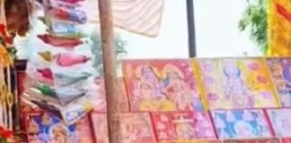 बस्ती के अमोढ़ा बाजार में नवरात्रि की रौनक:मां दुर्गा के स्वागत को सजा बाजार, चुनरी और माता रानी की तस्वीरों से सजी दुकानें बस्ती के अमोढ़ा बाजार में नवरात्रि की रौनक:मां दुर्गा के स्वागत को सजा बाजार, चुनरी और माता रानी की तस्वीरों से सजी दुकानें