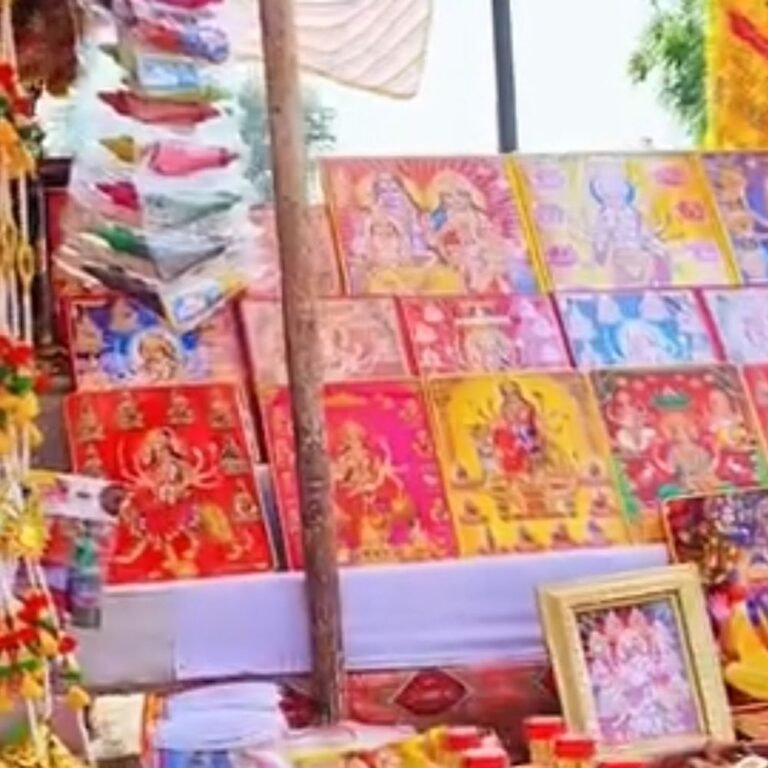 बस्ती के अमोढ़ा बाजार में नवरात्रि की रौनक:मां दुर्गा के स्वागत को सजा बाजार, चुनरी और माता रानी की तस्वीरों से सजी दुकानें