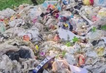 श्रावस्ती में गिलौला ब्लॉक सभागार के पास कूड़े का ढेर:जिम्मेदार बेखबर, बारिश के बाद दुर्गंध से लोग परेशान