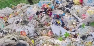 श्रावस्ती में गिलौला ब्लॉक सभागार के पास कूड़े का ढेर:जिम्मेदार बेखबर, बारिश के बाद दुर्गंध से लोग परेशान