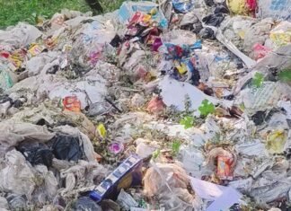 श्रावस्ती में गिलौला ब्लॉक सभागार के पास कूड़े का ढेर:जिम्मेदार बेखबर, बारिश के बाद दुर्गंध से लोग परेशान