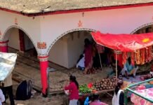 नवरात्र के पहले दिन घूरदेवी माता मंदिर में उमड़ेगी भीड़:दर्शन के लिए कतार और प्रसाद की दुकानें व्यवस्थित की जा रही हैं नवरात्र के पहले दिन घूरदेवी माता मंदिर में उमड़ेगी भीड़:दर्शन के लिए कतार और प्रसाद की दुकानें व्यवस्थित की जा रही हैं