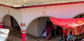 नवरात्र के पहले दिन घूरदेवी माता मंदिर में उमड़ेगी भीड़:दर्शन के लिए कतार और प्रसाद की दुकानें व्यवस्थित की जा रही हैं नवरात्र के पहले दिन घूरदेवी माता मंदिर में उमड़ेगी भीड़:दर्शन के लिए कतार और प्रसाद की दुकानें व्यवस्थित की जा रही हैं
