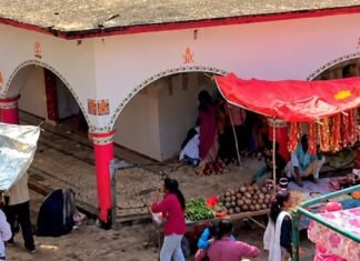 नवरात्र के पहले दिन घूरदेवी माता मंदिर में उमड़ेगी भीड़:दर्शन के लिए कतार और प्रसाद की दुकानें व्यवस्थित की जा रही हैं नवरात्र के पहले दिन घूरदेवी माता मंदिर में उमड़ेगी भीड़:दर्शन के लिए कतार और प्रसाद की दुकानें व्यवस्थित की जा रही हैं