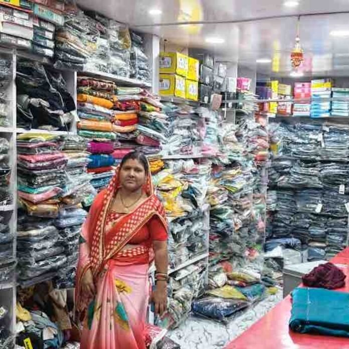 समूह सखी मिथलेश ने 20 SHG बनाकर महिलाओं को जोड़ा:खुद लोन लेकर खोली कपड़े की दुकान, बनी आत्मनिर्भर