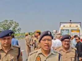 सुल्तानपुर में पूर्वांचल एक्सप्रेसवे पर खड़े ट्रक से टकराई एंबुलेंस, चार लोगों की मौत