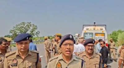 सुल्तानपुर में पूर्वांचल एक्सप्रेसवे पर खड़े ट्रक से टकराई एंबुलेंस, चार लोगों की मौत