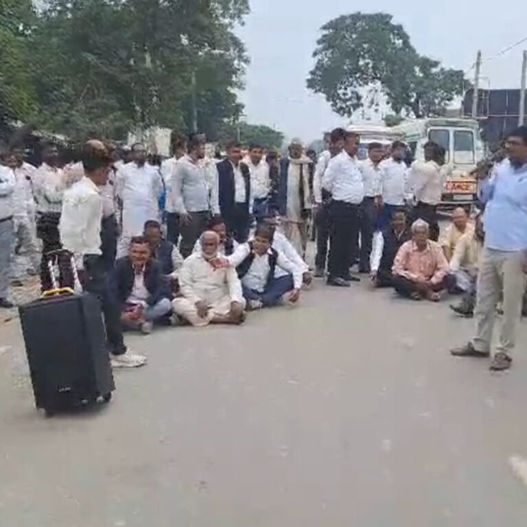 अधिवक्ताओं ने जमुनहा-बहराइच मार्ग जाम किया:बैनामा निजीकरण का आदेश वापस लेने की मांग; एंबुलेंस को रास्ता दिया, वाहनों की कतार लगी