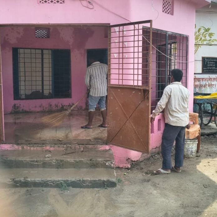 फरेंदा के मंदिरों में नवरात्र के पहले दिन उमड़ी भक्तों:मां दुर्गा के दर्शन को पहुंचे श्रद्धालु, विधि-विधान से पूजा कर सुख-समृद्धि मांगी