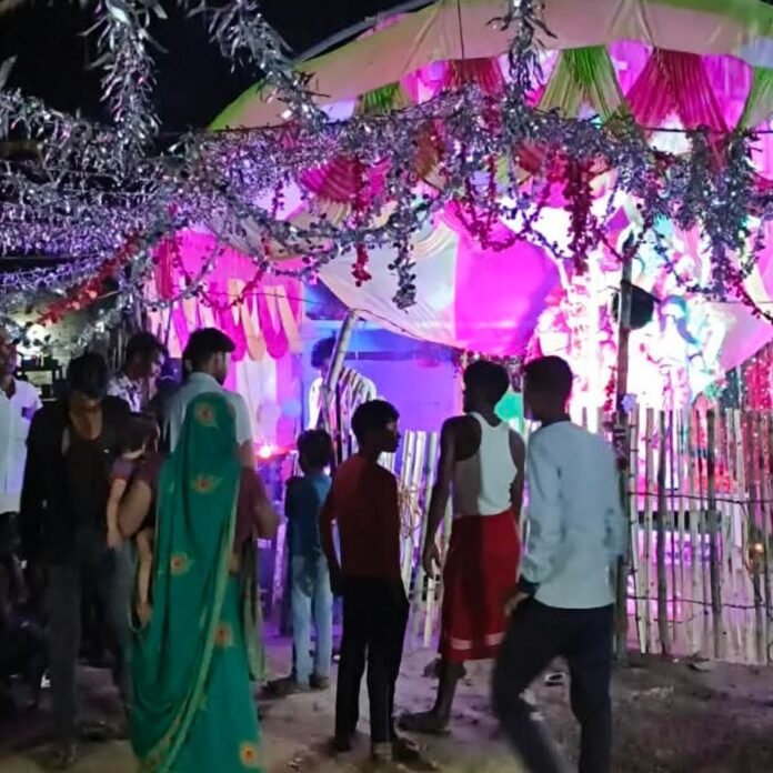 सुखलालपुरवा में मां दुर्गा की प्रतिमा स्थापित:धूमधाम से सजे पंडाल में भक्तिमय हुआ माहौल, ग्रामीणों का मिला सहयोग