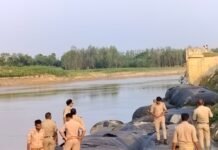 खैरीघाट पुलिस ने दुर्गा पूजा स्थलों का निरीक्षण किया:रामपुर धोबिया, नेवादा, गड़ीघाट विसर्जन स्थल देखे; आयोजकों और इमामों से बात की खैरीघाट पुलिस ने दुर्गा पूजा स्थलों का निरीक्षण किया:रामपुर धोबिया, नेवादा, गड़ीघाट विसर्जन स्थल देखे; आयोजकों और इमामों से बात की