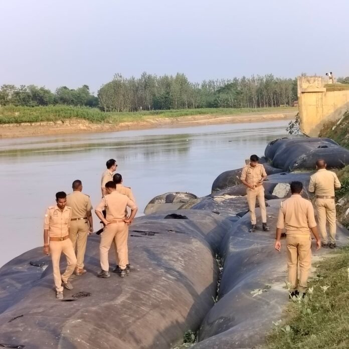 खैरीघाट पुलिस ने दुर्गा पूजा स्थलों का निरीक्षण किया:रामपुर धोबिया, नेवादा, गड़ीघाट विसर्जन स्थल देखे; आयोजकों और इमामों से बात की