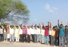 बलरामपुर में पुल निर्माण की मांग, ग्रामीणों ने किया प्रदर्शन:बारिश में ठप हो जाता है आवागमन, डीएम को सौंपा ज्ञापन बलरामपुर में पुल निर्माण की मांग, ग्रामीणों ने किया प्रदर्शन:बारिश में ठप हो जाता है आवागमन, डीएम को सौंपा ज्ञापन