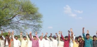 बलरामपुर में पुल निर्माण की मांग, ग्रामीणों ने किया प्रदर्शन:बारिश में ठप हो जाता है आवागमन, डीएम को सौंपा ज्ञापन बलरामपुर में पुल निर्माण की मांग, ग्रामीणों ने किया प्रदर्शन:बारिश में ठप हो जाता है आवागमन, डीएम को सौंपा ज्ञापन