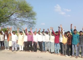 बलरामपुर में पुल निर्माण की मांग, ग्रामीणों ने किया प्रदर्शन:बारिश में ठप हो जाता है आवागमन, डीएम को सौंपा ज्ञापन बलरामपुर में पुल निर्माण की मांग, ग्रामीणों ने किया प्रदर्शन:बारिश में ठप हो जाता है आवागमन, डीएम को सौंपा ज्ञापन