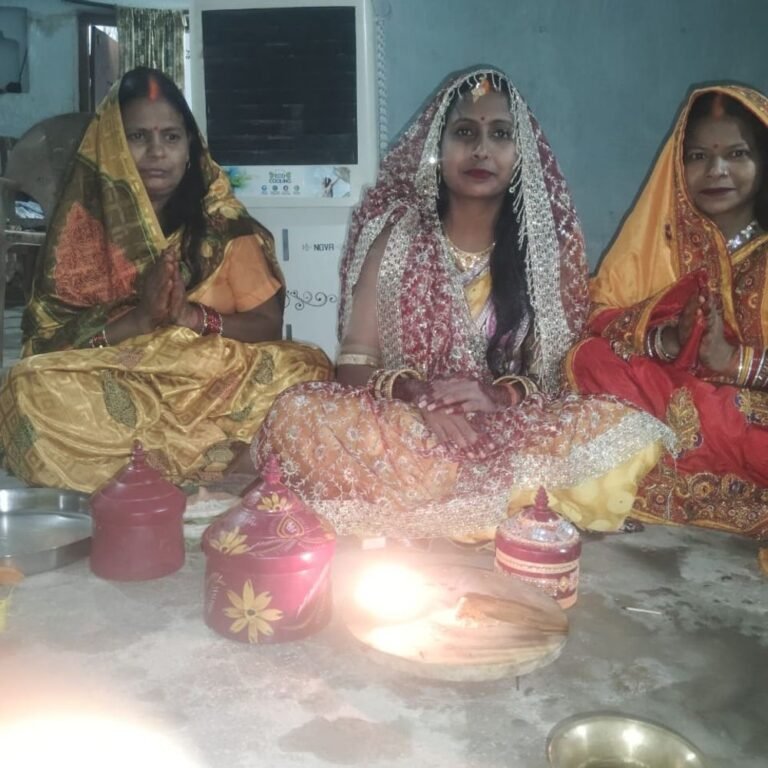 महिलाओं ने चांद को अर्घ देकर व्रत खोला:पति की लंबी उम्र की कामना से सुबह से रात 9 बजे तक बिना अन्न-जल के रखा व्रत