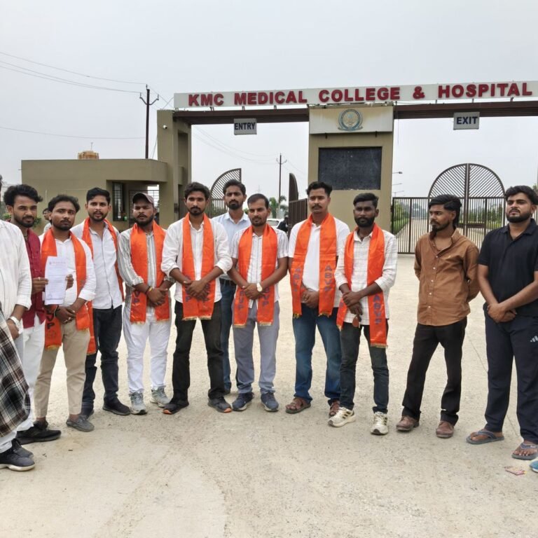 महराजगंज में अभाविप का प्रदर्शन:₹4500 अतिरिक्त शुल्क समेत 20 सूत्रीय मांगों को लेकर सौंपा ज्ञापन