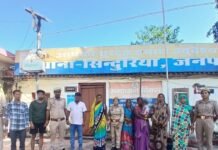 शांति व्यवस्था बनाए रखने के लिए 8 लोगों का चालान:सिंदुरिया पुलिस ने तीन पुरुषों और पांच महिलाओं पर की कार्रवाई; सभी को कोर्ट भेजा शांति व्यवस्था बनाए रखने के लिए 8 लोगों का चालान:सिंदुरिया पुलिस ने तीन पुरुषों और पांच महिलाओं पर की कार्रवाई; सभी को कोर्ट भेजा
