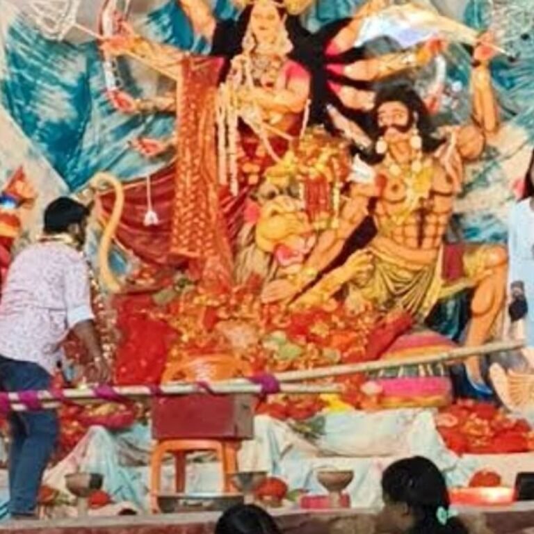 श्रावस्ती के ककांधू में माता रानी की झांकी दिखाई:नवरात्रि के पांचवें दिन पंडाल जयकारों से गूंज उठा, सैकड़ों श्रद्धालु पहुंचे