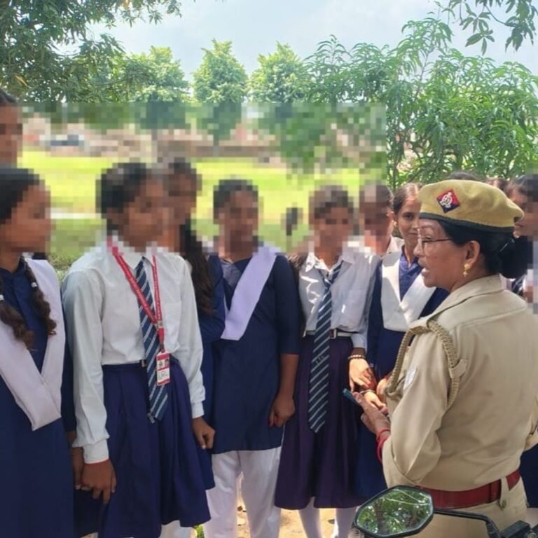 महराजगंज में मिशन शक्ति अभियान:छात्राओं को महिला और साइबर अपराधों से बचाव के प्रति जागरूक किया