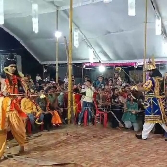 जमुनहा में लक्ष्मण-मेघनाद महासंग्राम का मंचन:दुर्गा पूजा समिति ने कन्या प्राथमिक विद्यालय प्रांगण में कराया आयोजन, उमड़ी भीड़