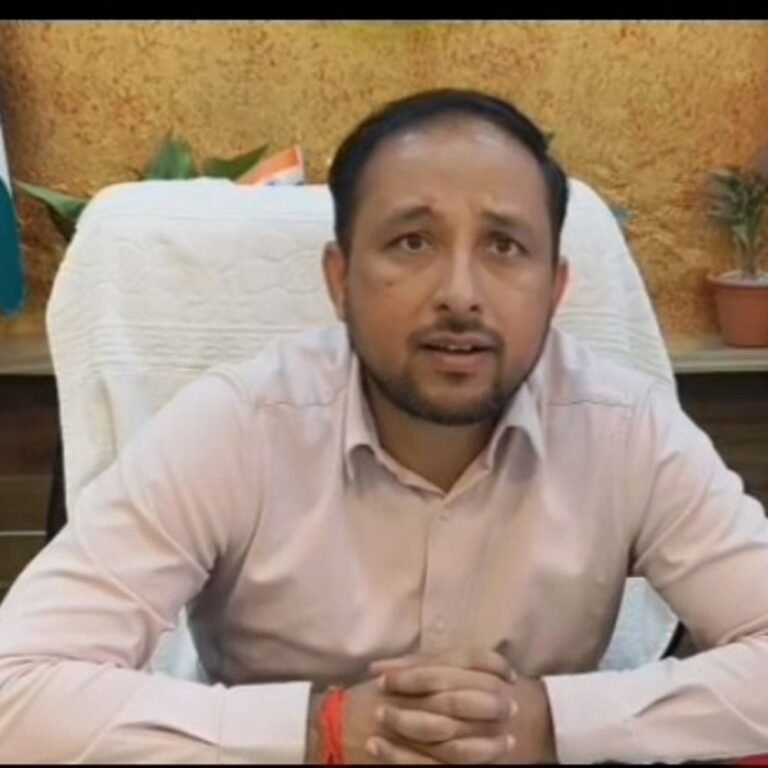 महराजगंज में पराली जलाने पर डीएम सख्त:किसानों को दिए कड़े निर्देश, अधिकारियों को निगरानी के आदेश