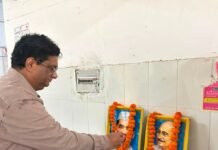श्रावस्ती में DM ने 61 मरीजों को पोषण सामग्री बांटी:गांधी-शास्त्री जयंती पर क्षय व कुष्ठ रोगियों को मिली किट और फल