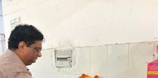 श्रावस्ती में DM ने 61 मरीजों को पोषण सामग्री बांटी:गांधी-शास्त्री जयंती पर क्षय व कुष्ठ रोगियों को मिली किट और फल