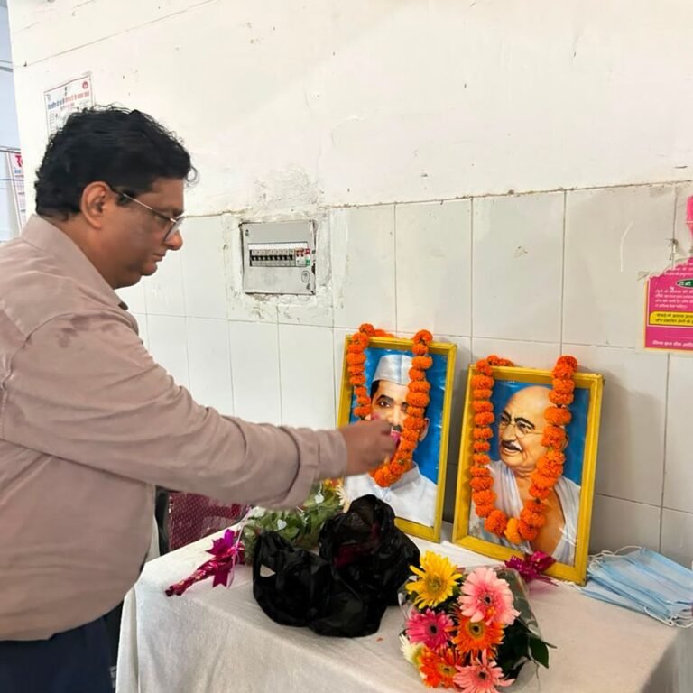 श्रावस्ती में DM ने 61 मरीजों को पोषण सामग्री बांटी:गांधी-शास्त्री जयंती पर क्षय व कुष्ठ रोगियों को मिली किट और फल