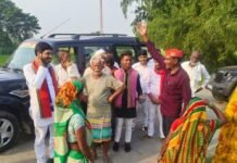 बढ़नी में सपा नेता ने बाढ़ग्रस्त इलाकों का दौरा किया:लोगों ने नेताओं और अधिकारियों के प्रति गुस्सा जताया, कहा- सिर्फ फोटो खिंचवाने आते हैं बढ़नी में सपा नेता ने बाढ़ग्रस्त इलाकों का दौरा किया:लोगों ने नेताओं और अधिकारियों के प्रति गुस्सा जताया, कहा- सिर्फ फोटो खिंचवाने आते हैं