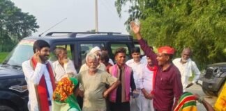 बढ़नी में सपा नेता ने बाढ़ग्रस्त इलाकों का दौरा किया:लोगों ने नेताओं और अधिकारियों के प्रति गुस्सा जताया, कहा- सिर्फ फोटो खिंचवाने आते हैं बढ़नी में सपा नेता ने बाढ़ग्रस्त इलाकों का दौरा किया:लोगों ने नेताओं और अधिकारियों के प्रति गुस्सा जताया, कहा- सिर्फ फोटो खिंचवाने आते हैं