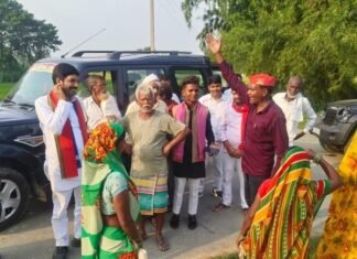 बढ़नी में सपा नेता ने बाढ़ग्रस्त इलाकों का दौरा किया:लोगों ने नेताओं और अधिकारियों के प्रति गुस्सा जताया, कहा- सिर्फ फोटो खिंचवाने आते हैं बढ़नी में सपा नेता ने बाढ़ग्रस्त इलाकों का दौरा किया:लोगों ने नेताओं और अधिकारियों के प्रति गुस्सा जताया, कहा- सिर्फ फोटो खिंचवाने आते हैं