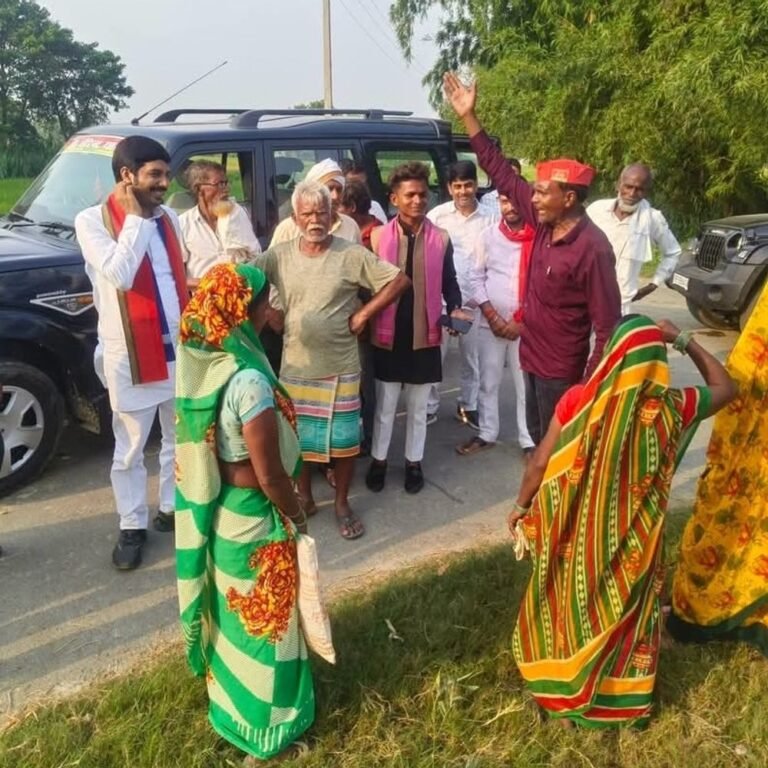 बढ़नी में सपा नेता ने बाढ़ग्रस्त इलाकों का दौरा किया:लोगों ने नेताओं और अधिकारियों के प्रति गुस्सा जताया, कहा- सिर्फ फोटो खिंचवाने आते हैं