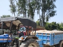 अवैध खनन में बालू लदी ट्रैक्टर ट्रॉली पकड़ी गई:नायब तहसीलदार ने मोतीपुर पुलिस को सौंपी, अवैध कारोबारियों में खलबली