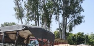 अवैध खनन में बालू लदी ट्रैक्टर ट्रॉली पकड़ी गई:नायब तहसीलदार ने मोतीपुर पुलिस को सौंपी, अवैध कारोबारियों में खलबली अवैध खनन में बालू लदी ट्रैक्टर ट्रॉली पकड़ी गई:नायब तहसीलदार ने मोतीपुर पुलिस को सौंपी, अवैध कारोबारियों में खलबली