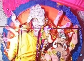 भगवानपुर में देर रात मां दुर्गा की आरती हुई:बड़ी संख्या में ग्रामीण और श्रद्धालु हुए शामिल, सुख-शांति व समृद्धि की मंगल कामना की भगवानपुर में देर रात मां दुर्गा की आरती हुई:बड़ी संख्या में ग्रामीण और श्रद्धालु हुए शामिल, सुख-शांति व समृद्धि की मंगल कामना की