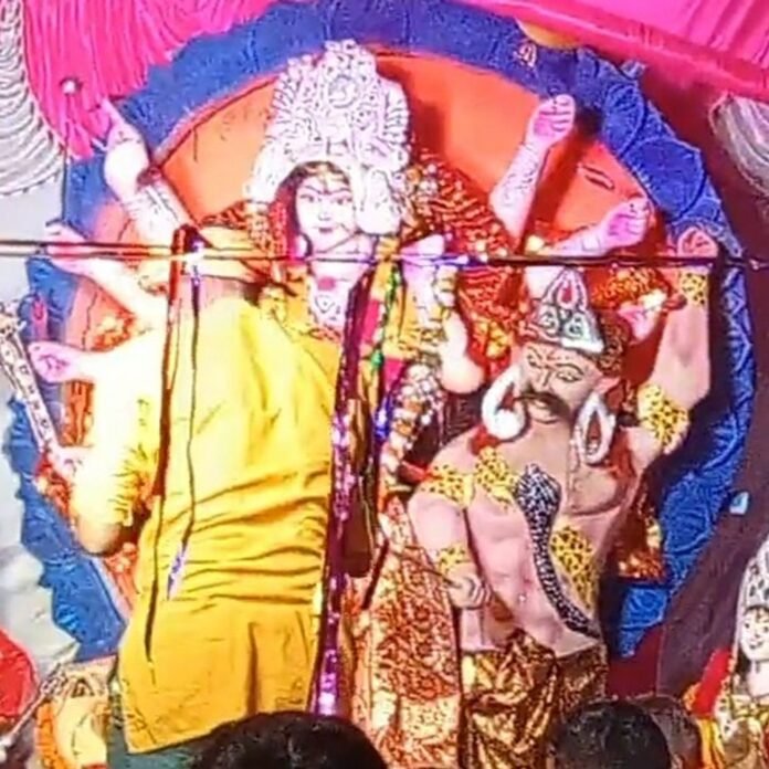 भगवानपुर में देर रात मां दुर्गा की आरती हुई:बड़ी संख्या में ग्रामीण और श्रद्धालु हुए शामिल, सुख-शांति व समृद्धि की मंगल कामना की
