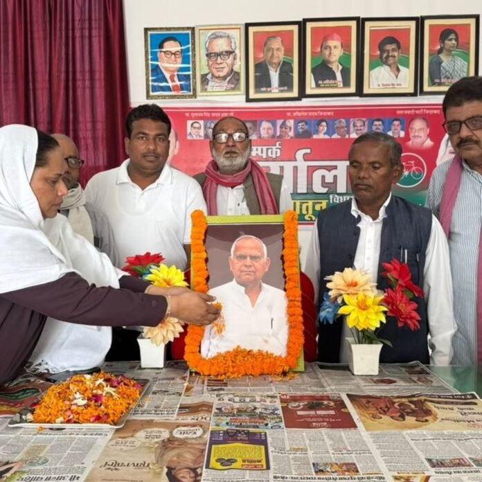 पूर्व सांसद बृजभूषण तिवारी की जयंती पर दी श्रद्धांजलि:डुमरियागंज सपा कार्यालय में विधायक सैय्यदा खातून के नेतृत्व में कार्यक्रम हुआ
