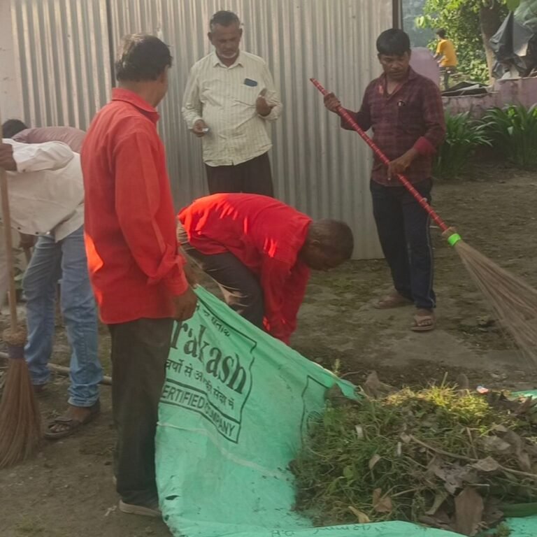 सीएचसी मल्हीपुर में सफाई:श्रावस्ती के जमुनहा में चला अभियान, लोगों को स्वच्छता के प्रति किया जागरूक