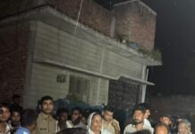 चौरा बनगवा के 3 युवाओं की सड़क हादसे में मौत:सांसद-विधायक ने परिजनों को ढांढस बंधाया, आर्थिक मदद दिलाने को कहा चौरा बनगवा के 3 युवाओं की सड़क हादसे में मौत:सांसद-विधायक ने परिजनों को ढांढस बंधाया, आर्थिक मदद दिलाने को कहा