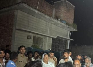 चौरा बनगवा के 3 युवाओं की सड़क हादसे में मौत:सांसद-विधायक ने परिजनों को ढांढस बंधाया, आर्थिक मदद दिलाने को कहा चौरा बनगवा के 3 युवाओं की सड़क हादसे में मौत:सांसद-विधायक ने परिजनों को ढांढस बंधाया, आर्थिक मदद दिलाने को कहा